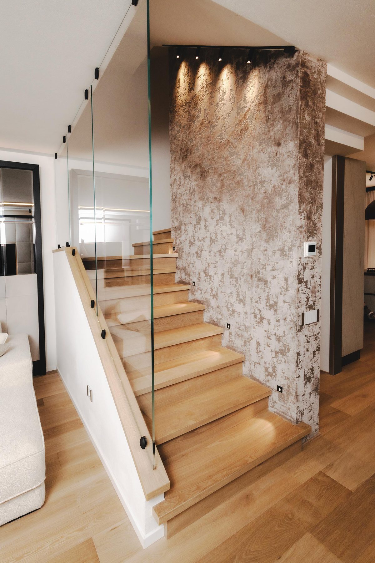 Scala con parete rivestita in tessuto d’arredamento Alessandro Bini – progetto Enzo Cancelli
